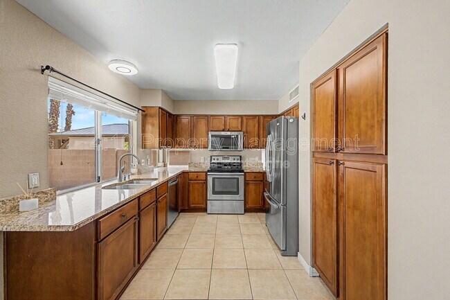 Building Photo - 3236 E Hiddenview Dr