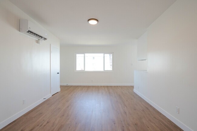 Building Photo - 825 W 167th St