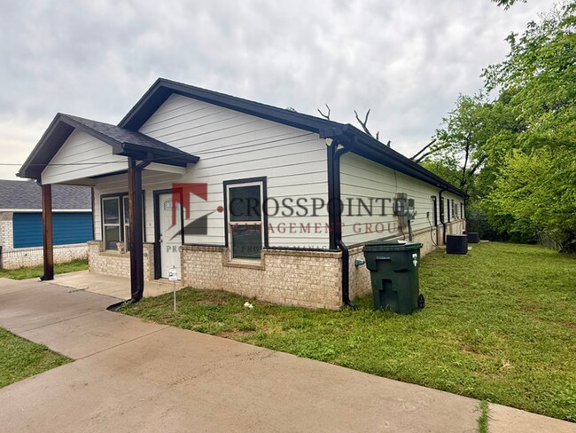 Building Photo - Tour Today! 3 Bedroom, 2 Bathroom Duplex!