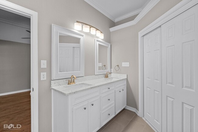 Building Photo - Check Out this 4 bed 2 bath