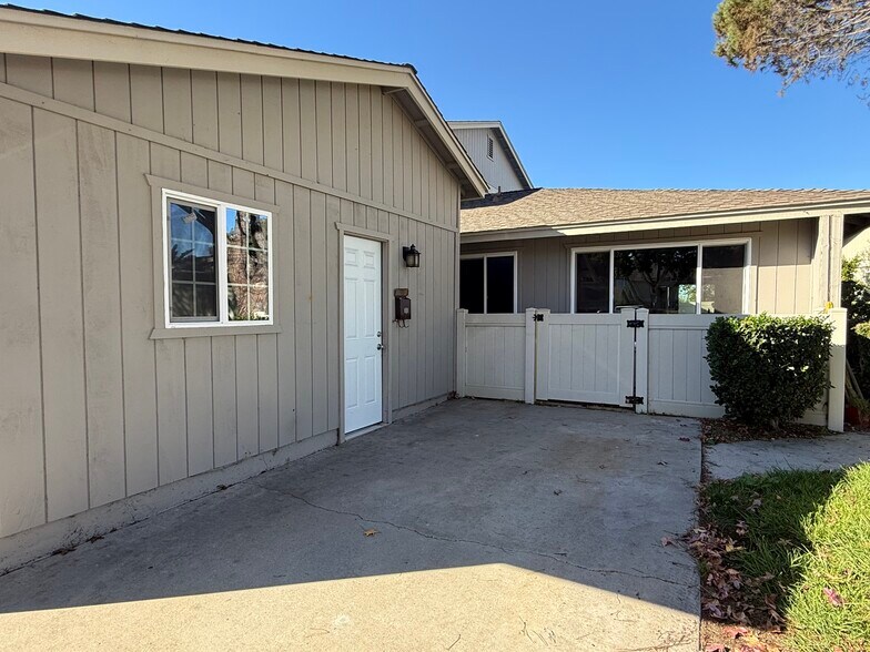 Detached garage with car park area - 1954 Misty Cir