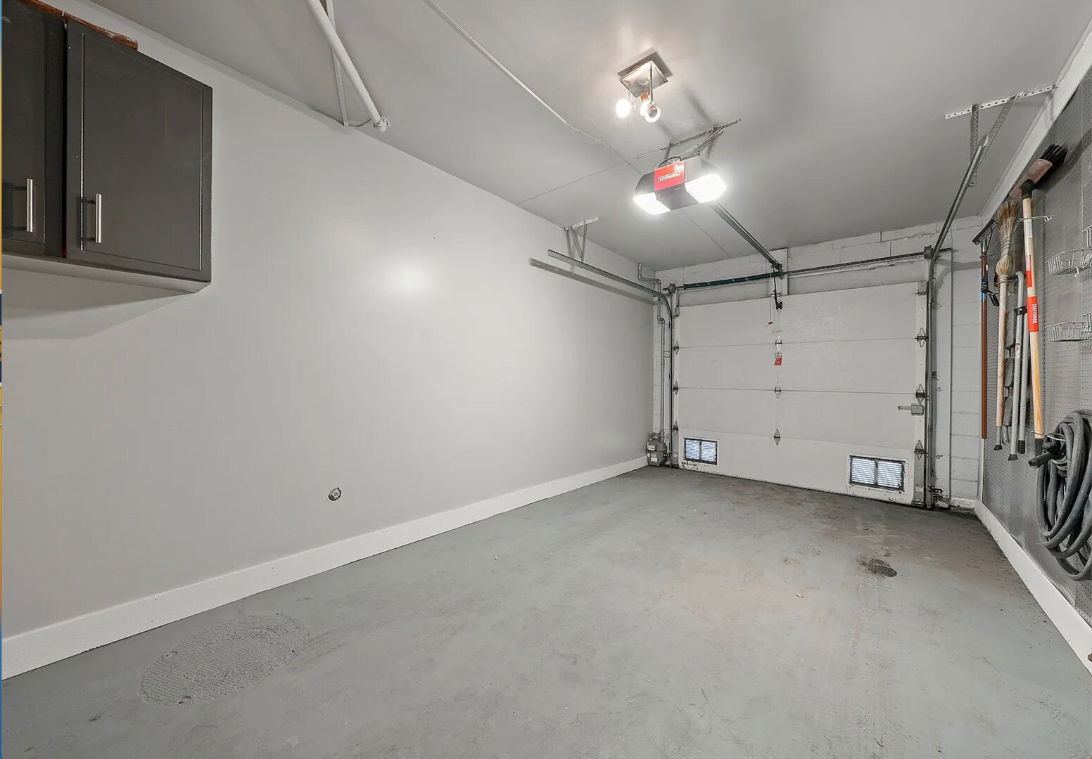 Building Photo - 125 W Oak St