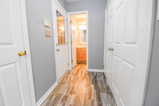 Building Photo - 3 Bedroom 2.5 Bathroom with a Bonus: Small...
