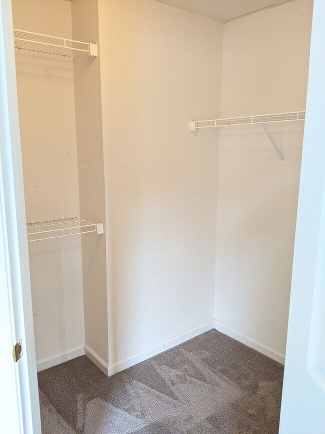 Building Photo - Townhouse in Spring Ridge community - OAKDALE school district - available before the holidays!