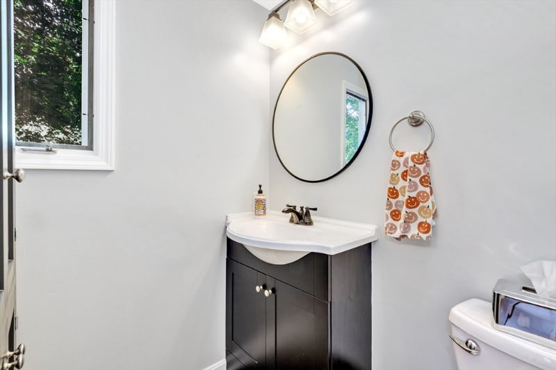 Building Photo - 395 Donohue Rd