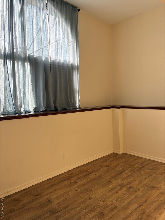 Building Photo - 185 W Park Ave