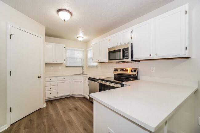 Building Photo - 6582 Cloverlawn Cir