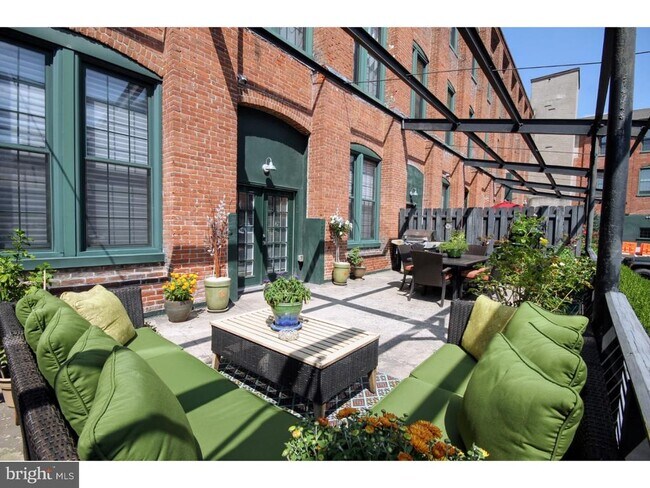 Building Photo - 200 Lincoln Ave