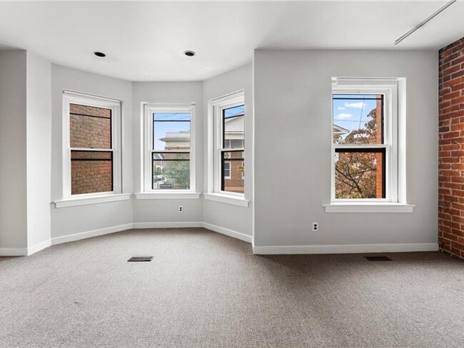 Building Photo - 3 Bedroom Townhome in Richmond