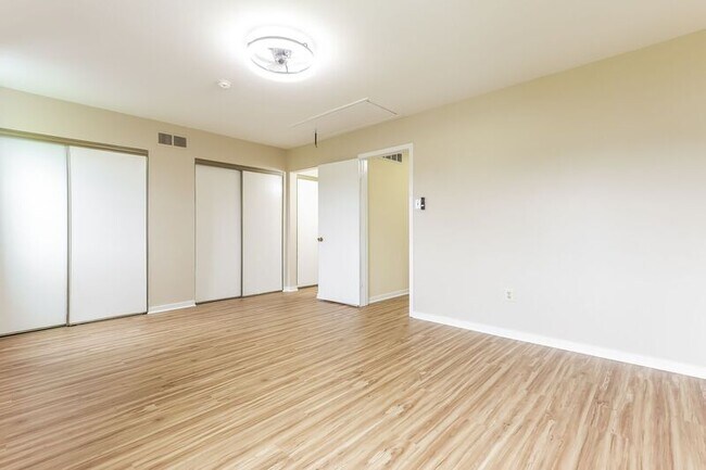 Building Photo - 1515 Russett Dr