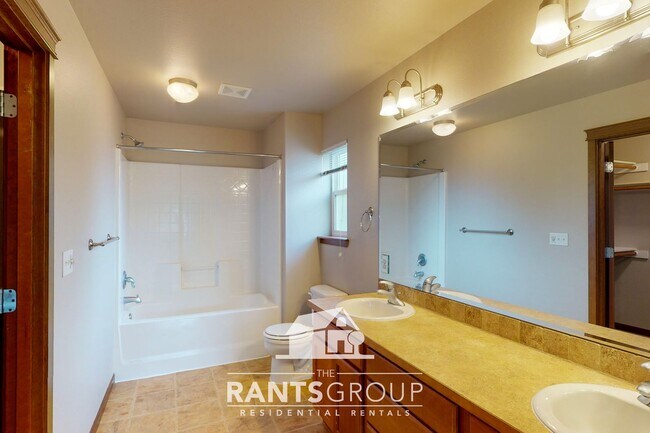 Building Photo - Spacious and Versatile Home in Sought-Afte...