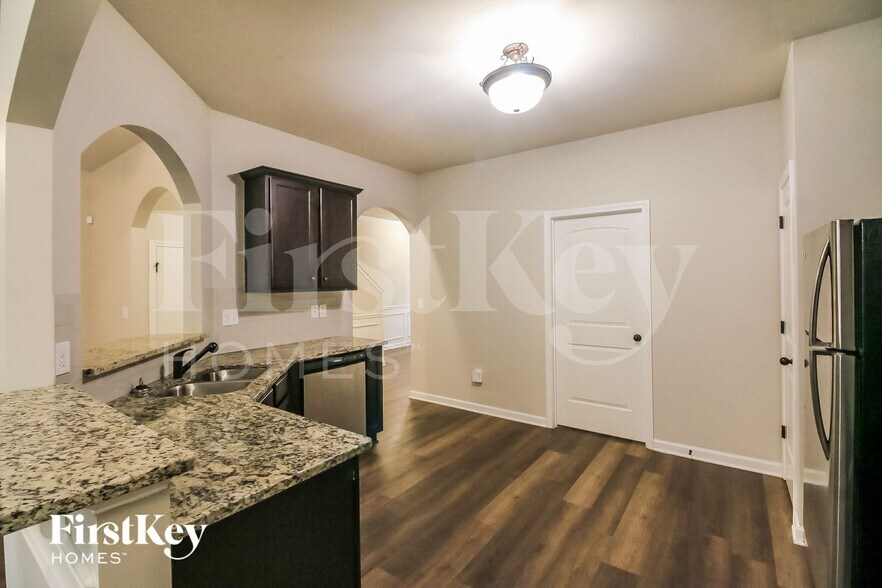 Building Photo - 5565 Union Pointe Pl