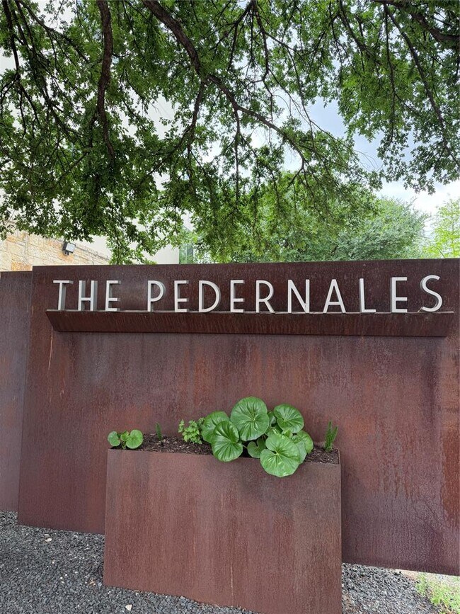 Building Photo - 2401 E 6th St