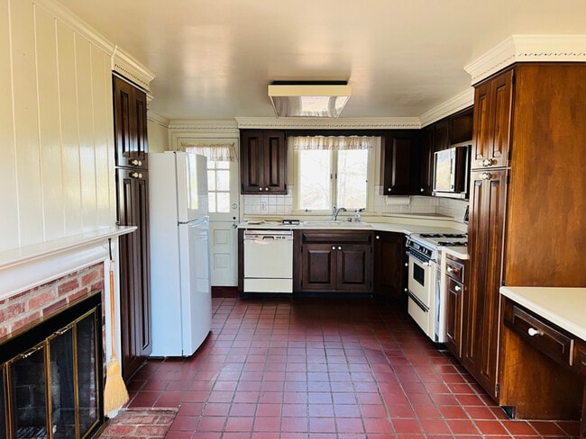 Building Photo - 1 Hickory Ln