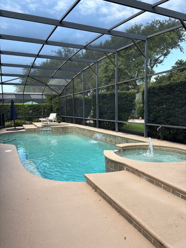 Building Photo - Stunning 6-Bedroom Pool Home in Desirable ...