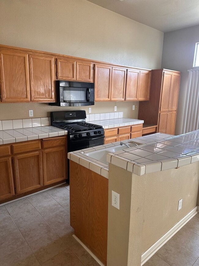 Building Photo - Great 4 bedroom 2 bath home