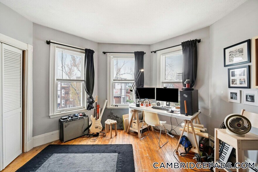Building Photo - 10 Clary St