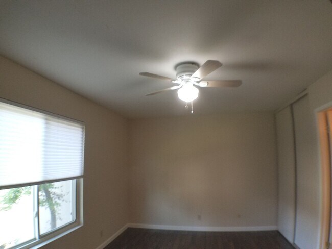Building Photo - Lovely updated 3 bedroom, 2 bath condo
