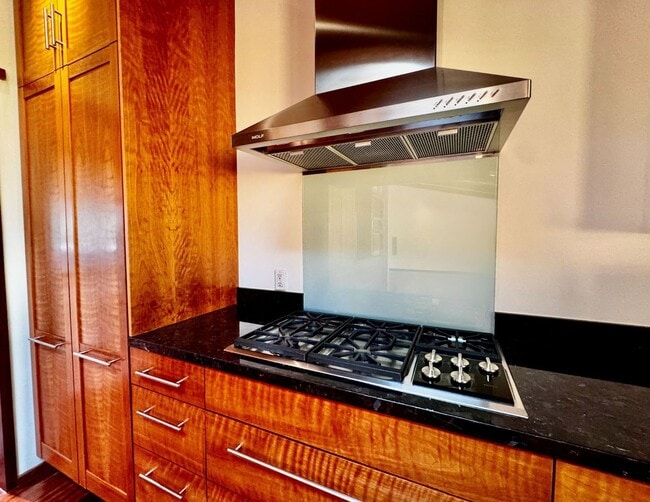 Building Photo - Private. Polished. Perfectly Larkspur.