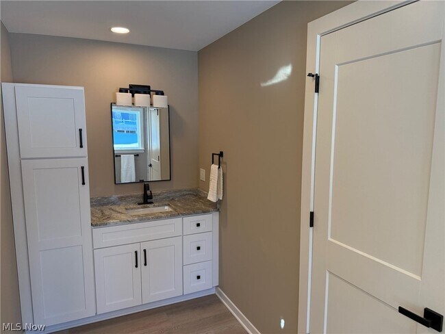 Building Photo - 3940 Ellendale Rd