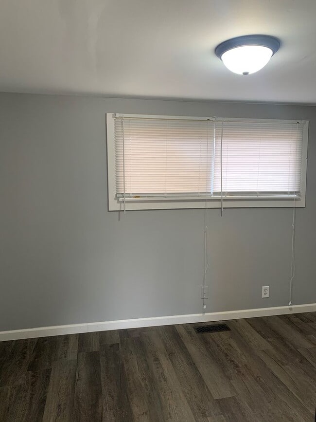 Building Photo - Move-In Ready 2BR Ranch – Fresh Paint, New...