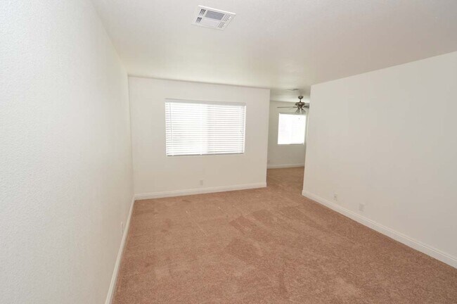 Building Photo - A Spacious and Stylish 2 Bed / 2 Ba Condo Gated Community