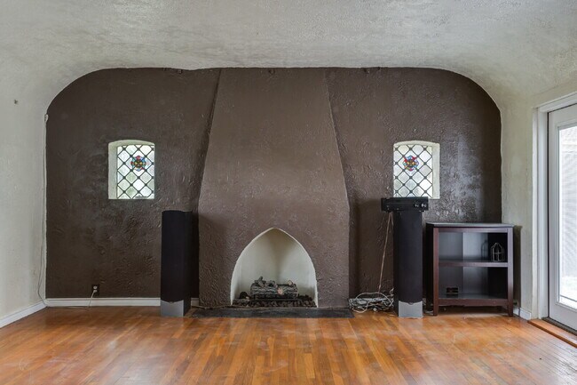 Building Photo - Charming Tuscany Villa block away from TTU