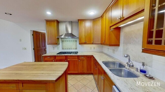 Building Photo - 2323 Ridgefield Dr