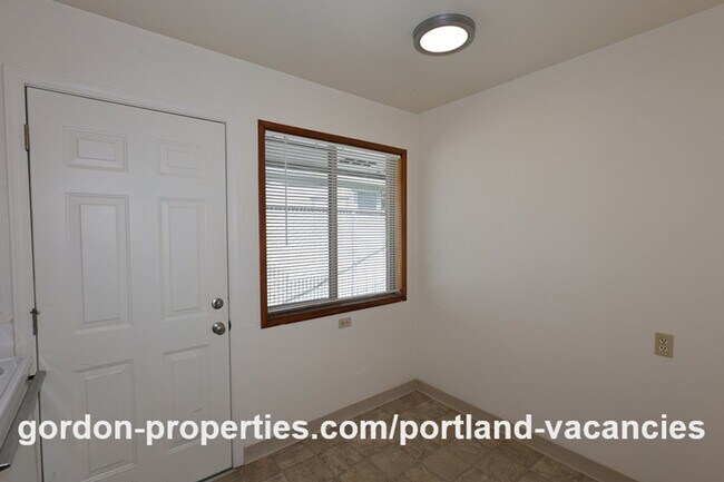 Building Photo - NE 65th Ave - North Tabor single level 1 bedroom apartment