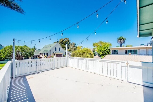 Building Photo - Charming Coastal Retreat - Newly Remodeled!