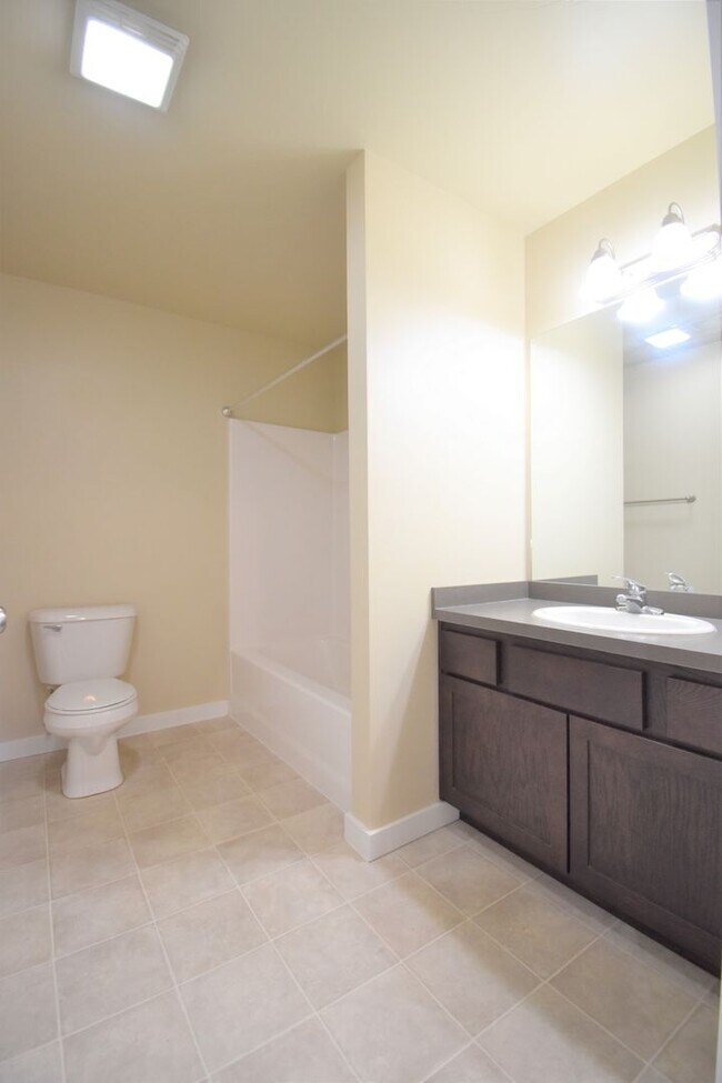 Building Photo - Beautiful Baxter Springs Condo with detach...