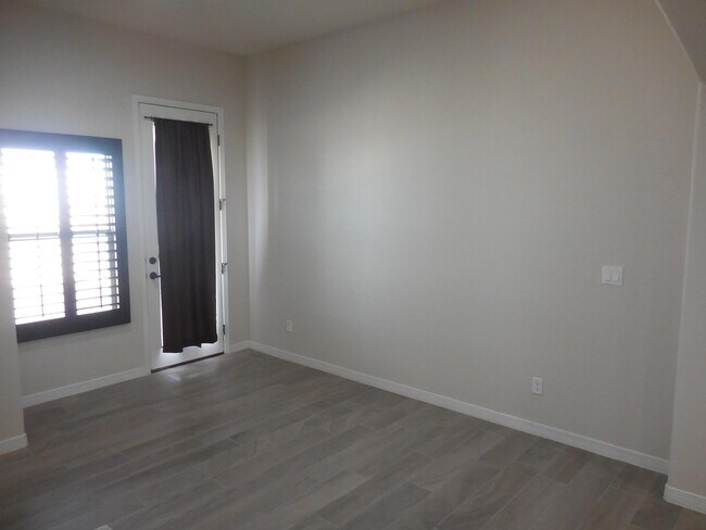 Building Photo - 213 Epsom Dr