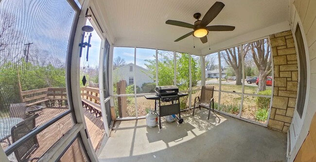 Building Photo - HUGE Fenced In Yard + Screened Patio + Har...