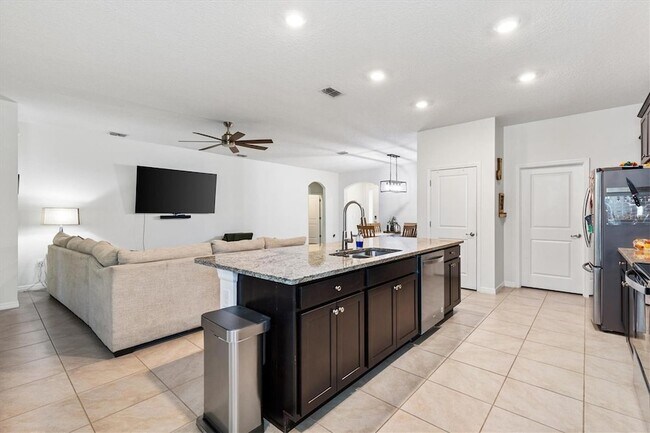 Building Photo - 5470 Sunshine Dr