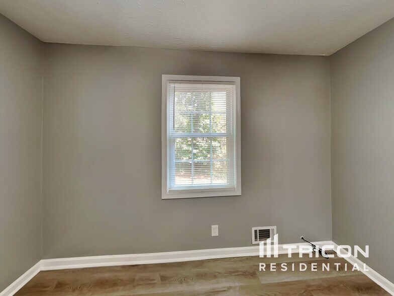 Building Photo - 155 Rock Garden Terrace N W