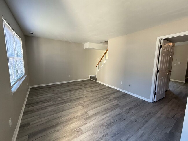 Building Photo - 3 bedroom, 1.5 bath Townhouse