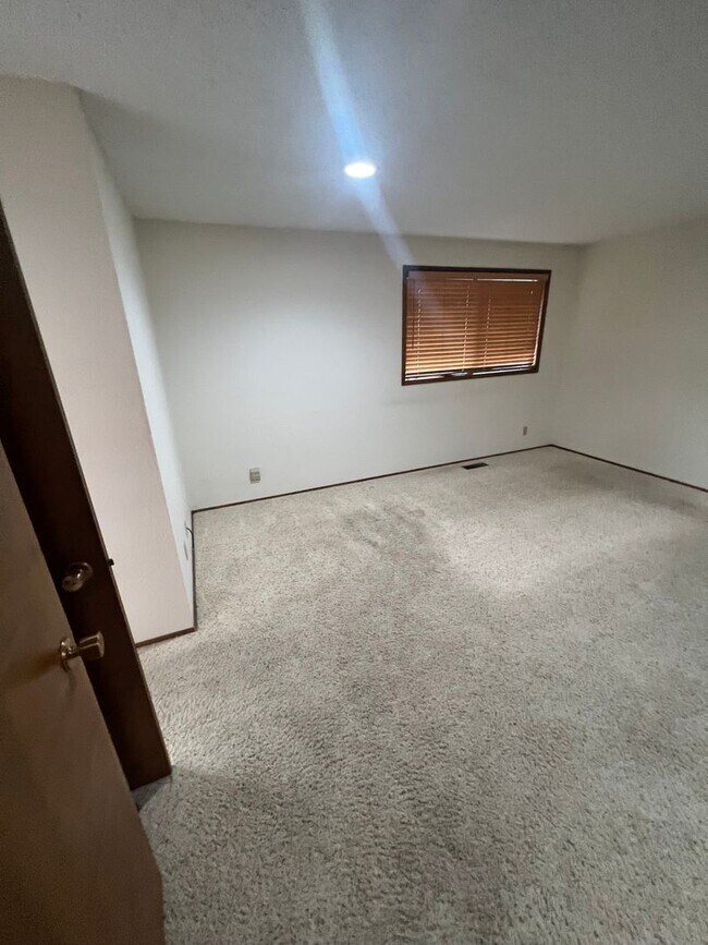 Building Photo - 250 NW Sunrise Dr