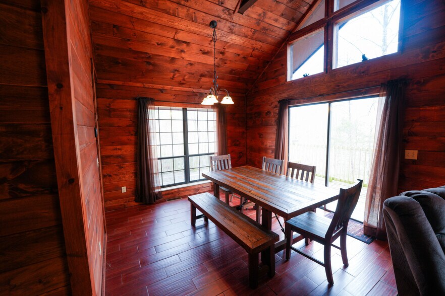 Building Photo - 425 Hemlock Ln