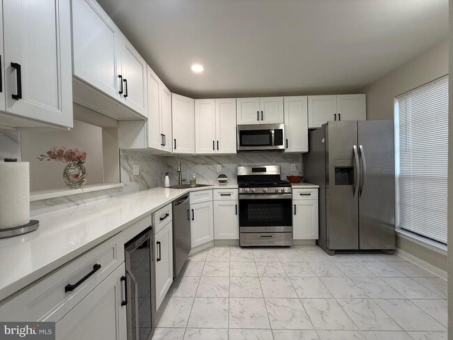 Building Photo - 6 Wosniak Ct