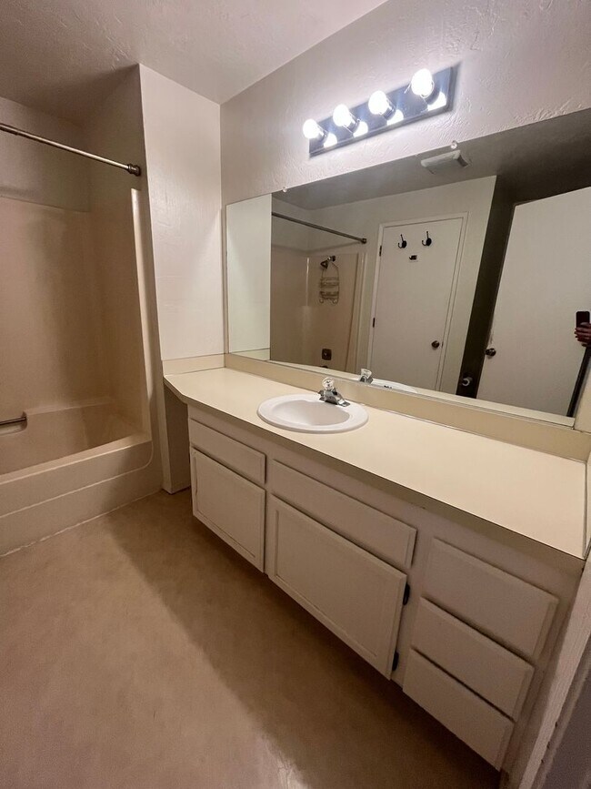 Building Photo - 3-Bedroom 1 1/2 Bathroom Condo in West Eugene