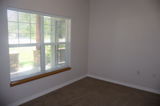 Building Photo - Lovely 2 Bedroom Ground Level Condo