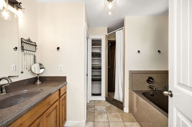 Building Photo - 607 E 420 S