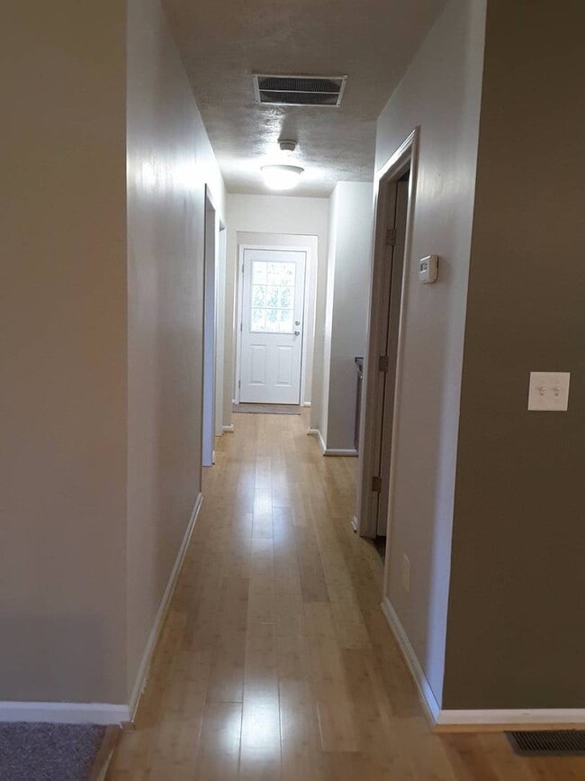 Building Photo - 3 Bedroom Single Family Home!