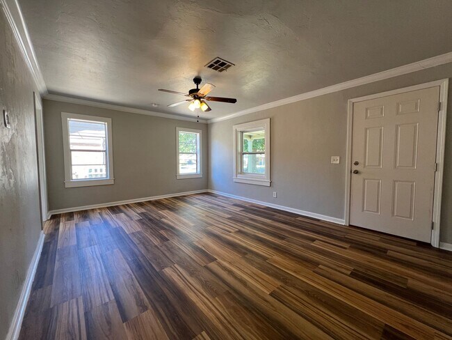 Building Photo - Fully Remodeled Home In Great Area Near Tinker AFB