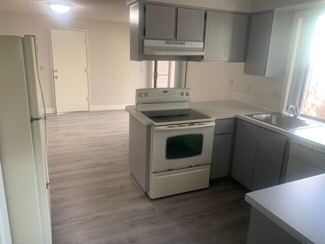 Building Photo - HALF OFF SECOND MONTH'S RENT WITH SIGNED LEASE