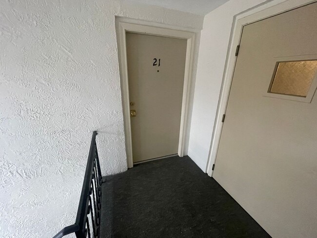 Building Photo - Quiet Corner Apartment in the Heart of Salem