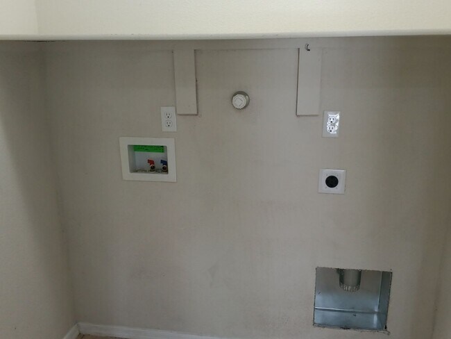 Building Photo - 4 Bedroom, 3 Bathroom! Lovely Home!