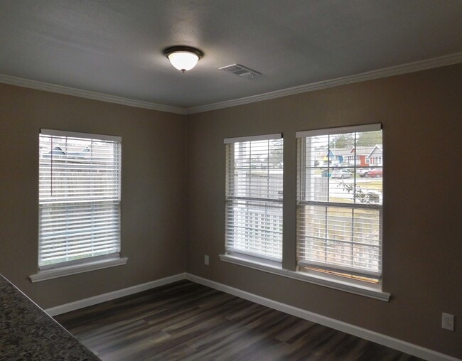 Building Photo - 107 Varsity Dr