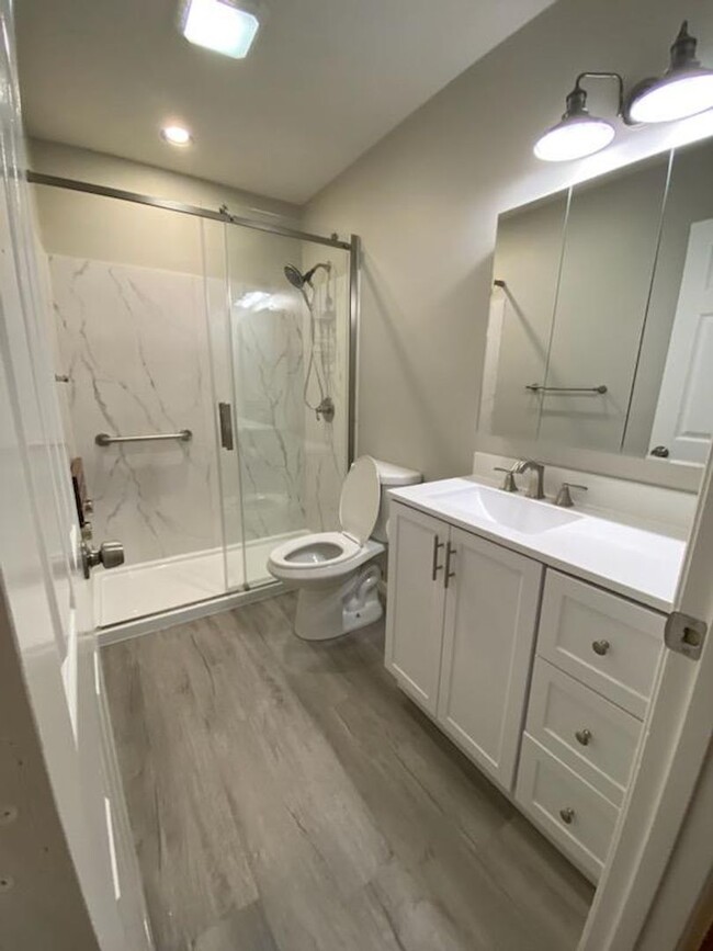 Building Photo - PRICE IMPROVEMENT!!  CHARMING 2 BEDROOM CO...