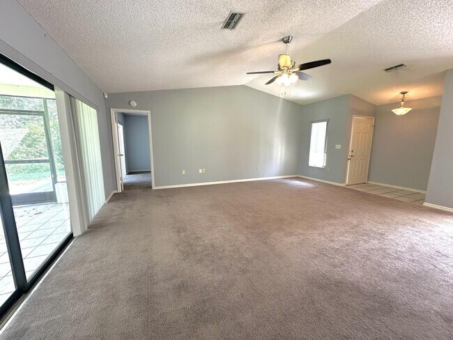 Building Photo - "Charming 2-Bed, 2-Bath Retreat on Apple O...